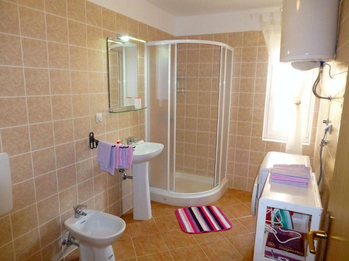 Apartments Kvesic Шіло Екстер'єр фото